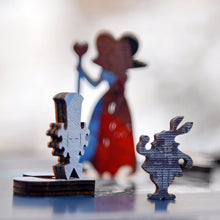 Lade das Bild in den Galerie-Viewer, DAVICI Exklusive Holzpuzzle - Die verrückte Tee-Party - 350 Teile - Geschenkbox mit Magnetverschluss