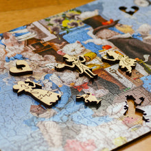 Lade das Bild in den Galerie-Viewer, DAVICI Exklusive Holzpuzzle - Die verrückte Tee-Party - 350 Teile - Geschenkbox mit Magnetverschluss