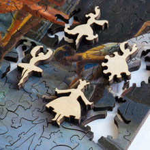 Lade das Bild in den Galerie-Viewer, DAVICI Exklusive Holzpuzzle - Hinter den Kulissen - 190 Teile - Box mit Magnetverschluss