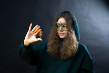 Lade das Bild in den Galerie-Viewer, DAVICI Exklusive Holzpuzzle - Oracle - Party - 300 Teile - Geschenkbox mit Magnetverschluss